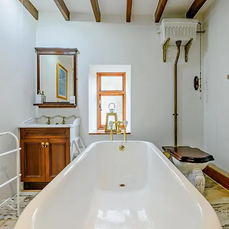 4 Bed In G0040 Whitby